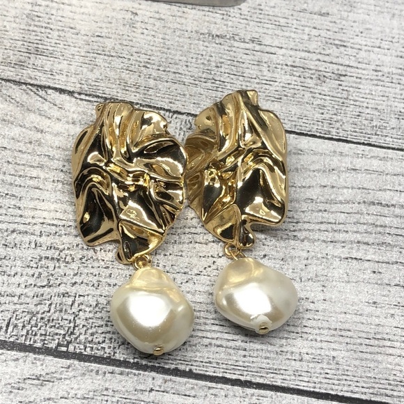 NWOT dangle drop faux baroque pearl hammered statement style dressy earrings - Picture 2 of 5